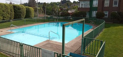 Πισίνα στο ή κοντά στο Habitación con baño privado y estacionamiento