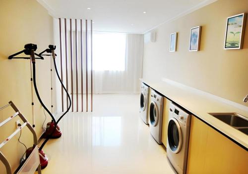 a room with two washing machines and a camera in it at City Comfort Inn Changsha South Railyway Station West Square in Changsha