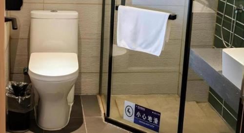 Ein Badezimmer in der Unterkunft GreenTree Inn Express Yingtan Yujiang Railway Station