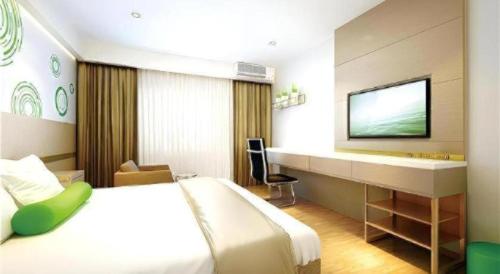 Ein Bett oder Betten in einem Zimmer der Unterkunft GreenTree Inn Express Yingtan Yujiang Railway Station