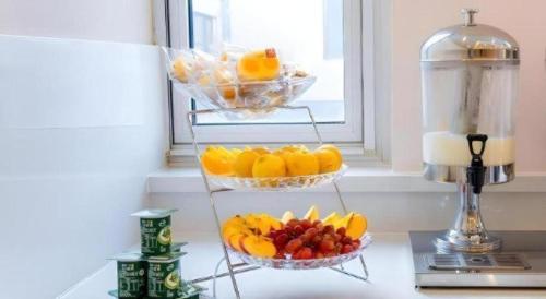 a bunch of fruit in baskets on a counter at GreenTree Inn Express Hebei Tangshan Guyan District Xinguang Road in Tangshan