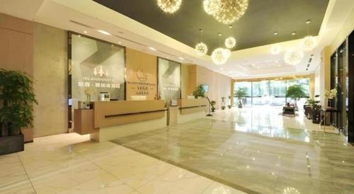 a lobby of a hotel with a reception desk at VX Hotel Chengdu Shuangliu Airport Sainawei in Chengdu