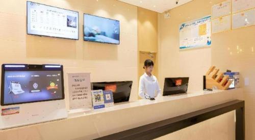 TV a/nebo společenská místnost v ubytování City Comfort Inn Jiyuan Jishui Avenue Jigang