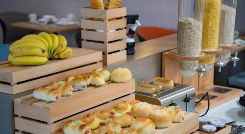 a display of buns and bananas on wooden boxes at Borrman Hotel Yuxi Yuxing Road in Yuxi