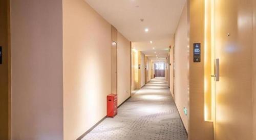 a hallway with a long corridor with a long hallway at Lavande Hotel Huizhou Shiwan in Huizhou
