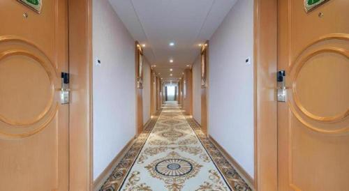 a hallway with a tile floor in a building at Vienna Hotel Guangxi Guilin Xing'an in Guilin