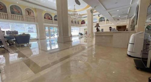 a large lobby with a salonasteryasteryasteryasteryasteryasteryasteryasteryasteryastery at Vienna Hotel Guangdong Shantou South Bus Station in Shantou