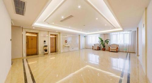 a large living room with a dance floor at Vienna Hotel Guangdong Shantou South Bus Station in Shantou