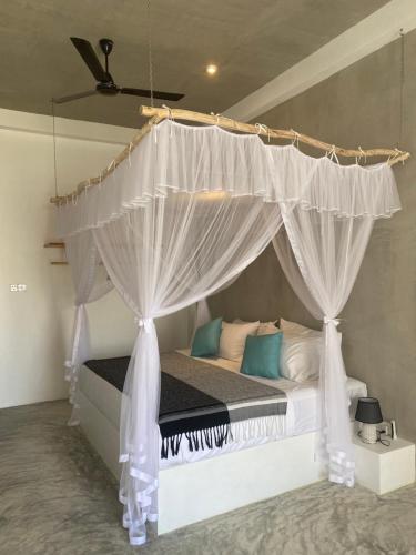 Ένα ή περισσότερα κρεβάτια σε δωμάτιο στο Kaori Cafe and Villa
