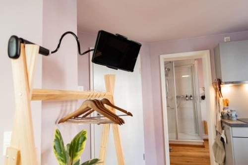 a lamp in a room with a tv on a wall at Altstadt Apartment am Dom Wetzlar, 1 Zi, Küche, Bad mit Parkplatz & WLAN in Wetzlar