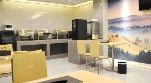 Η κουζίνα ή μικρή κουζίνα στο Green Tree Inn Anhui Tianchang Economic Development Zone