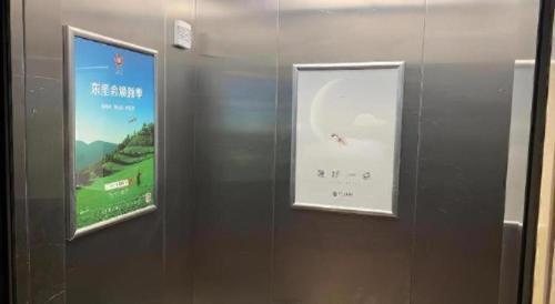 a wall with a poster and a sign on it at City Comfort Inn Changsha Sifangping University of National Defense Science and Technology in Changsha