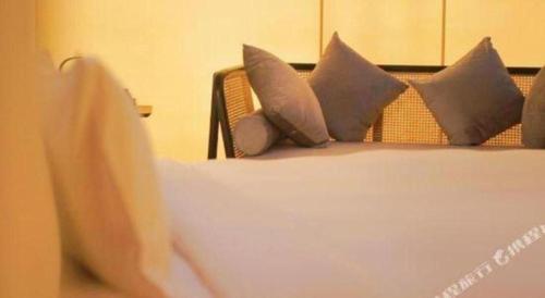 Ένα ή περισσότερα κρεβάτια σε δωμάτιο στο The Mulian Hotel
