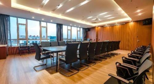 a conference room with a long table and chairs at Borrman Hotel Changzhi Medical College Wulong Campus High-speed Railway South Station in Changzhi