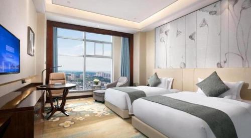 Postel nebo postele na pokoji v ubytování Ramada by Wyndham Wuhan Dongxihu