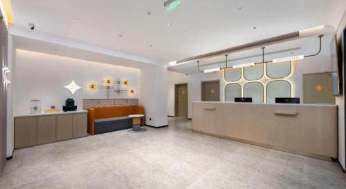 a large room with a waiting room with aasteryasteryasteryasteryasteryasteryastery at Jinjiang Inn Shenzhen Airport in Shenzhen