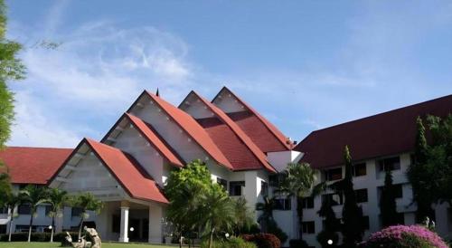 a building with a red roof on top of it at Pailyn Hotel in Sukhothai