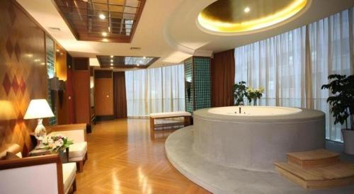 a large lobby with a large tub in a building at Yuncheng Jianguo Hotel in Yuncheng