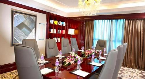 a conference room with a long table and chairs at Yuncheng Jianguo Hotel in Yuncheng