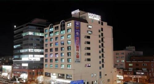 a hotel building with a sign on top of it at BENIKEA Technovalley Hotel in Daejeon