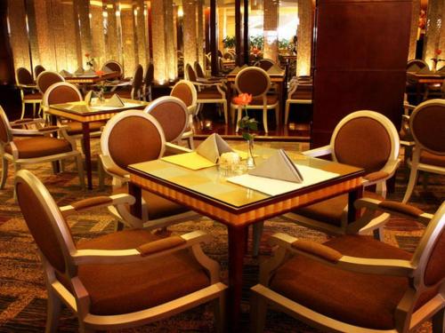 a dining room with tables and chairs in a restaurant at Nanning Yongjiang Hotel in Nanning