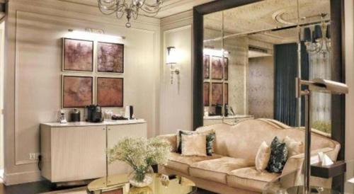 a living room with a couch and a mirror at Jinjiang Metropolo Hotel Classiq Shanghai Off Bund in Shanghai