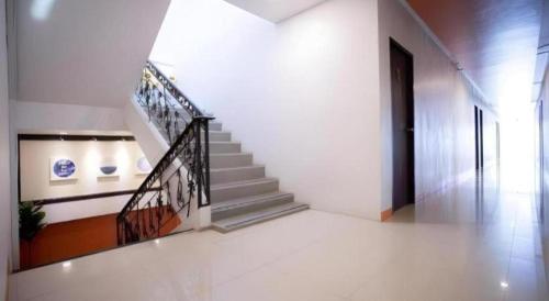 a staircase in a building with a stair case at The Loom Rangsit in Pathum Thani