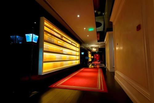 a red carpet in a hallway with a red rug at Jinjiang Metropolo Hotel Classiq Shanghai Off Bund in Shanghai