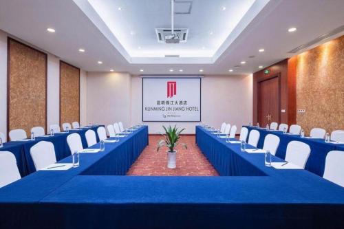 Zona business o sala de conferencias en Kunming Jinjiang Hotel