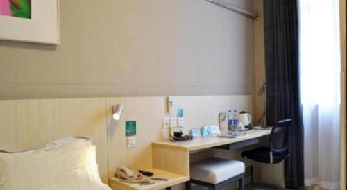 a hospital room with a desk and a bed at Jinjiang Inn Nanjing Xinjiekou in Nanjing