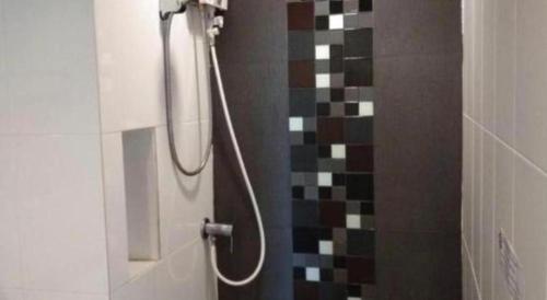 a shower in a bathroom with a shower at Wsotel Hotel in Songkhla