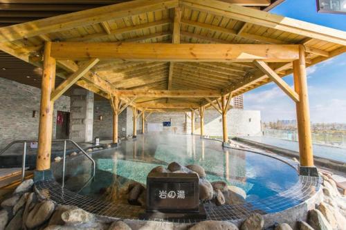 Bazén v ubytování Mangrove Tree Resort World Qingdao nebo v jeho okolí