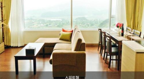 a living room with a couch and a table at Mungyeong saejae Resort in Mungyeong