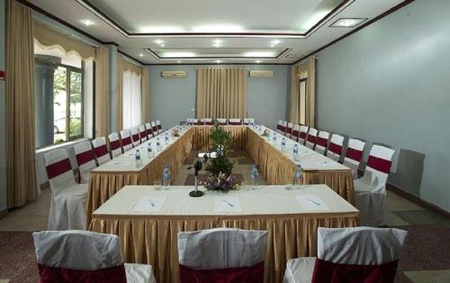 a conference room with a long table and chairs at Hai Au Hotel in Hai Phong