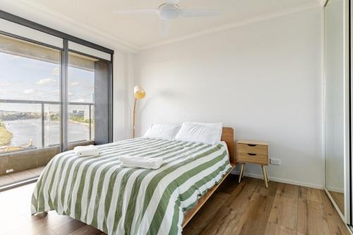 Giường trong phòng chung tại Story Bridge View Sky Home