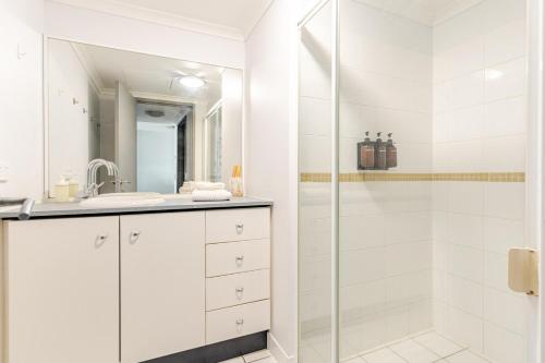 Phòng tắm tại Story Bridge View Sky Home