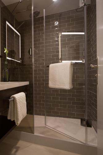 a bathroom with a glass shower and a sink at Romantik Hotel-Restaurant Altenberger Hof in Odenthal