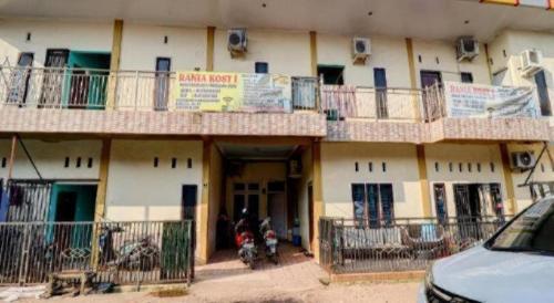 a building with a motorcycle parked in front of it at Hotel O Rania Kost Simpang Rimbo in Jambi