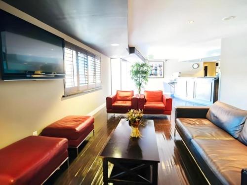 a living room with two couches and a table at Hotel Solaire Los Angeles in Los Angeles