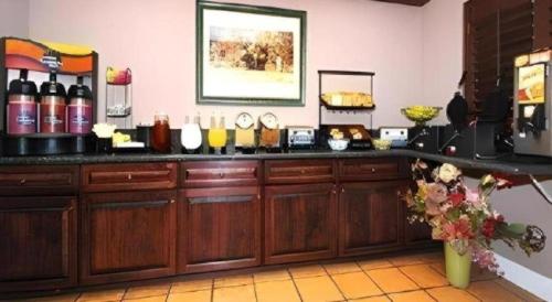 a room with a counter with bottles of wine at Hotel Solaire Los Angeles in Los Angeles