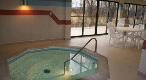 a hot tub in a room with a table and chairs at Hampton Inn Mt. Vernon in Webster Hill Estates