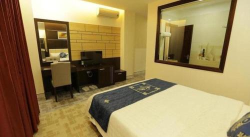 Postel nebo postele na pokoji v ubytování Tuong Minh Hotel