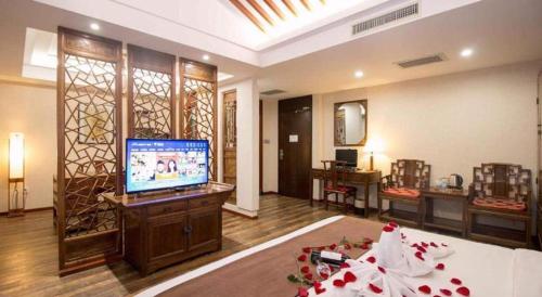 a living room with a flat screen tv in a room at James Joyce Coffetel Xian Dayanta Metro Station Branch in Xi'an