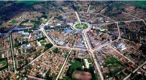 an overhead view of a city with a green at 7 Days Inn Yining Xintiandi in Kipekyüzi