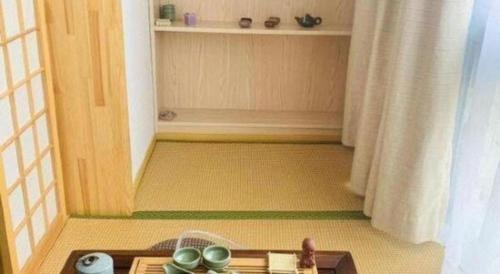 a corner of a room with a door to a room with at Shell Shanghai Songjiang District Xinqiao Town Xinqiao Hotel in Chunshen