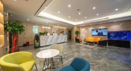 a lobby with a waiting area with chairs and a table at GreenTree Inn Express Hebei Shijiazhuang Zhengding County Changshan Dong Road in Shijiazhuang