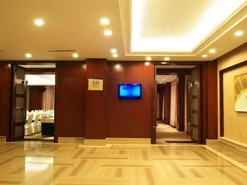 TV a/nebo společenská místnost v ubytování Yiwu Shinsun International Hotel