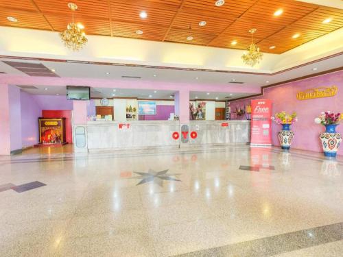 Lobi atau kawasan kaunter penerimaan di OYO 565 Trang Hotel