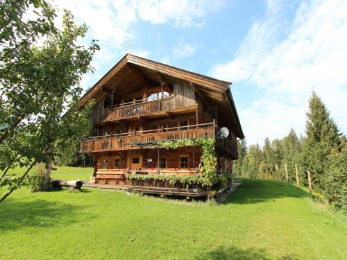 Κήπος έξω από το Farmhouse in Hopfgarten near SkiWelt