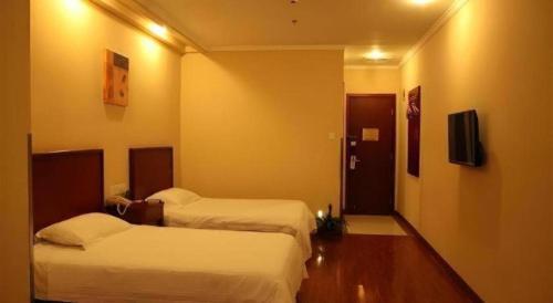 Postel nebo postele na pokoji v ubytování GreenTree Inn Yixing Zhangzhu Express Hotel